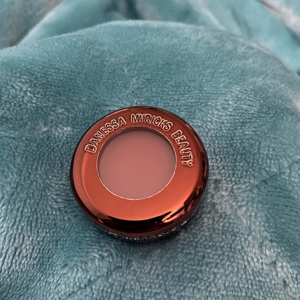 (SOLD) Brand new Danessa Myricks Blurring Balm Powder Flushed - Jubilee - Blush